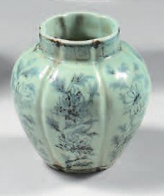 CHINE Petit vase en porcelaine de forme côtelée décoré en bleu sous couverte de fleurs...