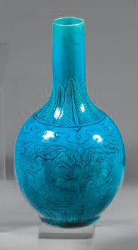 CHINE Petit vase bouteille à long col étroit en biscuit émaillé monochrome bleu turquoise,...