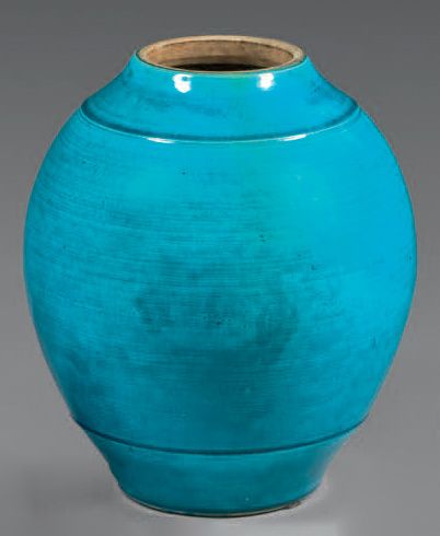 CHINE Vase de forme balustre en biscuit émaillé mono­chrome bleu turquoise.
Période...