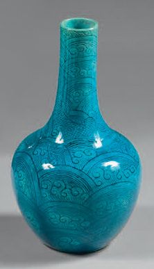 CHINE Petit vase bouteille en porcelaine en biscuit émaillé turquoise à décor incisé...
