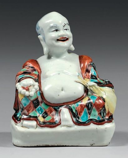 CHINE Très rare figurine en porcelaine représentant un hoteï as­sis tenant de la...