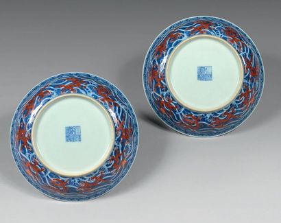 CHINE Exceptionnelle paire de coupes circulaires en porcelaine, décorées sur la paroi...