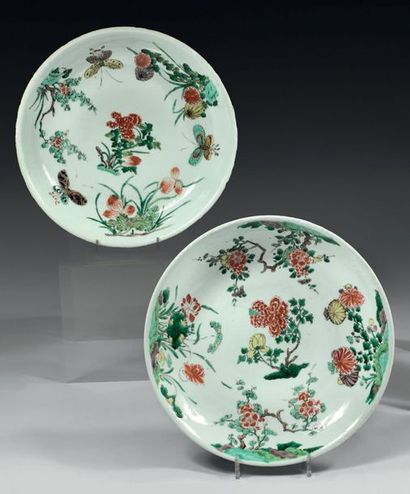 CHINE Deux grandes coupes circulaires en porcelaine décorées en émaux de la famille...