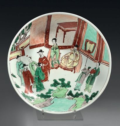 CHINE Grande coupe circulaire en porcelaine décorée en émaux de la famille verte...
