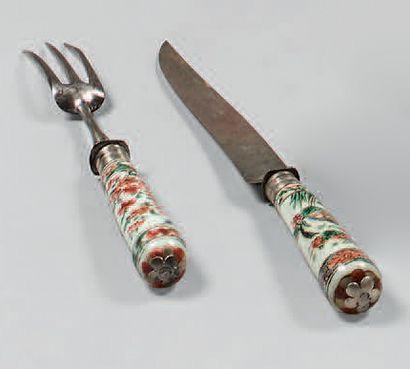 CHINE Fourchette et couteau, le manche en porcelaine à décor polychrome de la famille...