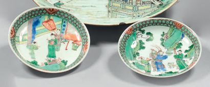 CHINE Quatre coupelles en porcelaine à décor poly­chrome de la famille verte de guerriers...