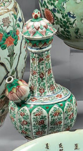 CHINE Verseuse kendi en porcelaine la panse polylo­bée en forme de pétales de lotus,...