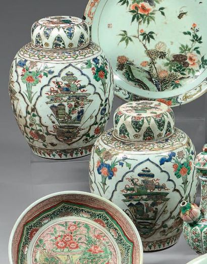 CHINE Paire de pots à gingembre couverts en porce­laine de forme ovoïde décorés en...