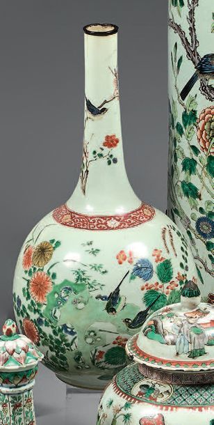 CHINE Grand vase bouteille à long col étroit en porcelaine décoré en émaux de la...