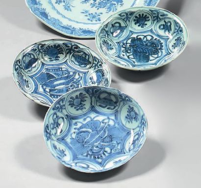 CHINE Trois coupelles circulaires en porcelaine à décor en bleu sous couverte dit...
