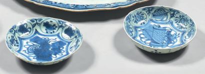 CHINE Deux coupelles circulaires en porcelaine décorées en bleu sous couverte dans...