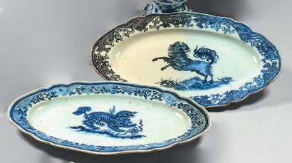 CHINE Deux plats ovales à bords contournés en porcelaine, décorés en bleu sous couverte...