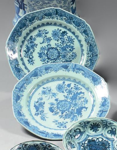 CHINE Deux assiettes octogonales en porcelaine, décorées en bleu sous couverte de...