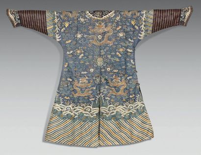 CHINE Robe en soie bleue tissée aux fils dorés et polychromes (kesi) de neuf dragons...