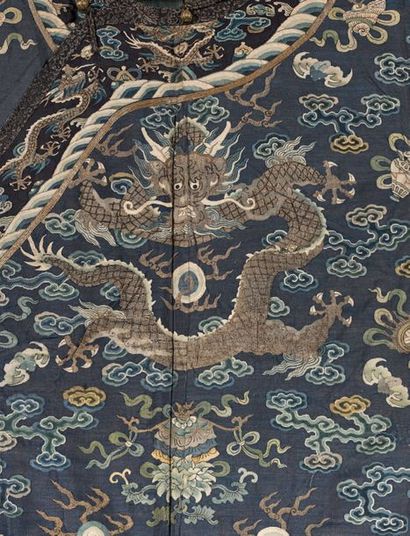 CHINE Robe en soie bleue tissée aux fils dorés et polychromes (kesi) de neuf dragons...