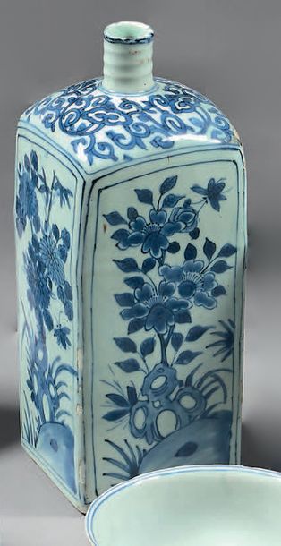 CHINE Grande bouteille à thé en porcelaine de forme qua­drangulaire, décorée en bleu...