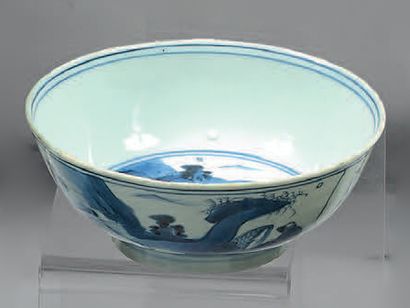 CHINE Deux bols circulaires en porcelaine à décor différent en bleu sous couverte,...