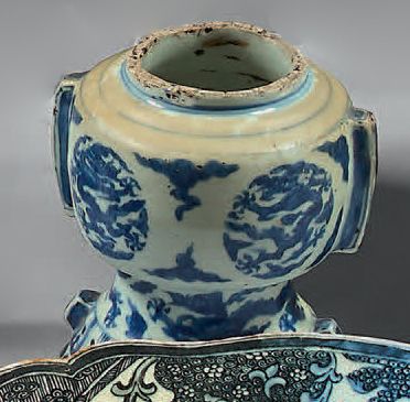CHINE Vase en porcelaine sur piédouche, partie supérieure manquante, décoré en bleu...