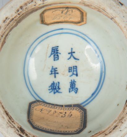 CHINE Vase en porcelaine sur piédouche, partie supérieure manquante, décoré en bleu...