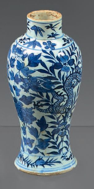 CHINE Vase en porcelaine de forme balustre décoré en bleu sous couverte de deux dragons...