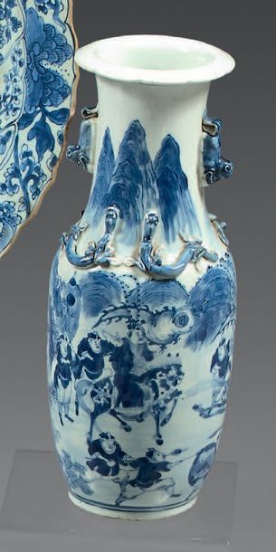 CHINE Petit vase en porcelaine de forme balustre décoré en bleu sous couverte d'une...