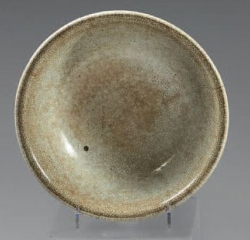 CHINE Grand bol circulaire en grès porcelaineux à cou­verte céladon gris beige craquelé.
XVIIIème...