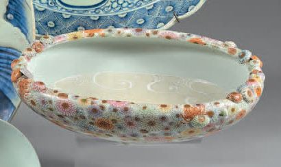 Japon, Kyoto Amusante coupe circulaire en porcelaine reposant sur trois pieds, décorée...