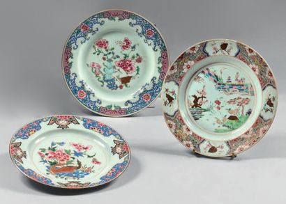 CHINE Trois assiettes circulaires en porcelaine à décor divers en émaux de la famille...