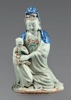 CHINE Figurine en porcelaine représentant la déesse Guanyin assise un enfant dans...