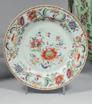 CHINE de COMMANDE Assiette circulaire en porce­laine à décor dit "Pompadour" en émaux...