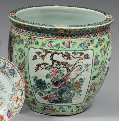 CHINE Vasque à poissons en porcelaine de forme circu­laire décorée en émaux de la...