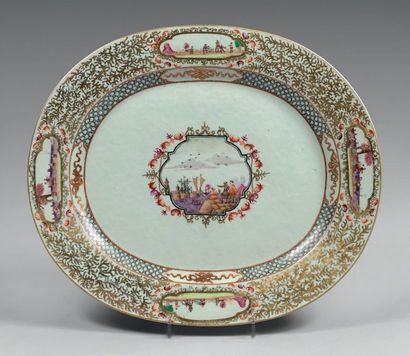 CHINE de COMMANDE Rare et grand plat ovale en porcelaine décoré en émaux polychromes...