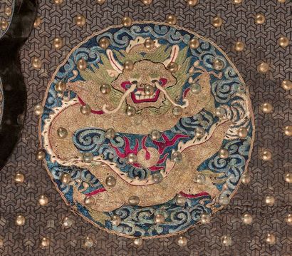 CHINE Armure de parade de général en soie et velours à décor brodé de dragons pourchassant...