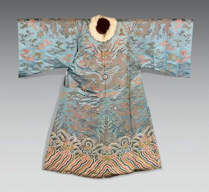 CHINE Robe en soie bleu clair à décor tissé aux fils dorés et polychromes (zhijin)...