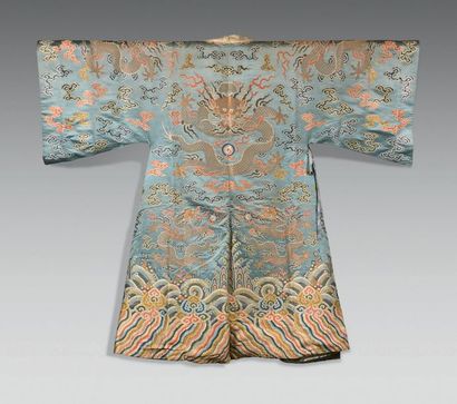 CHINE Robe en soie bleu clair à décor tissé aux fils dorés et polychromes (zhijin)...