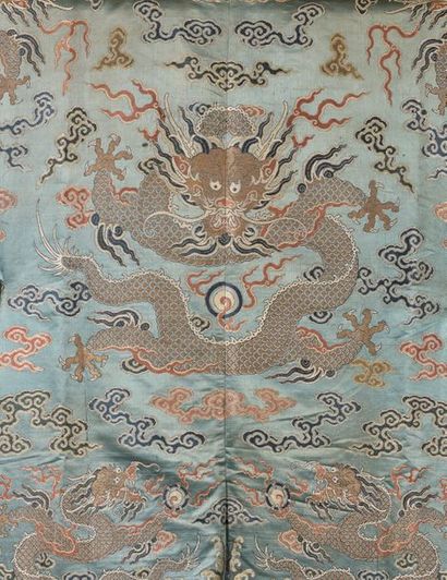 CHINE Robe en soie bleu clair à décor tissé aux fils dorés et polychromes (zhijin)...