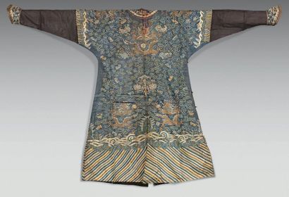 CHINE Robe en soie bleue tissée aux fils dorés et polychromes (kesi) de neuf dragons...