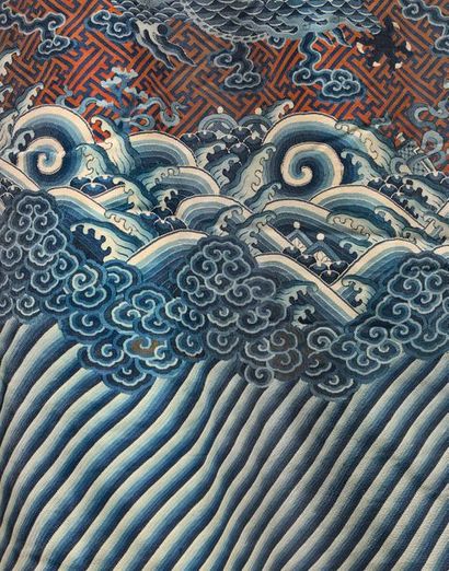 CHINE Robe d'hiver fourrée en soie rouge tissée (kesi) aux fils bleus dégradés (dit...