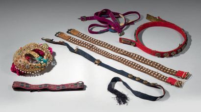 CHINE Ensemble de sept ceintures en feutre et tissu différent, une décoré des incrustations....