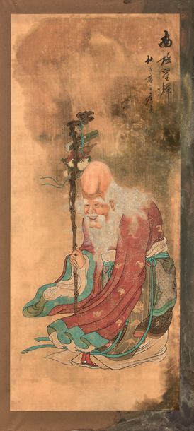 CHINE Encre et couleurs sur soie, représentant Shoulao debout tenant sa canne.
Signature...