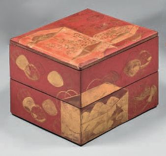 JAPON Boite de forme carrée à deux compartiments en laque rouge décorée en or d'une...