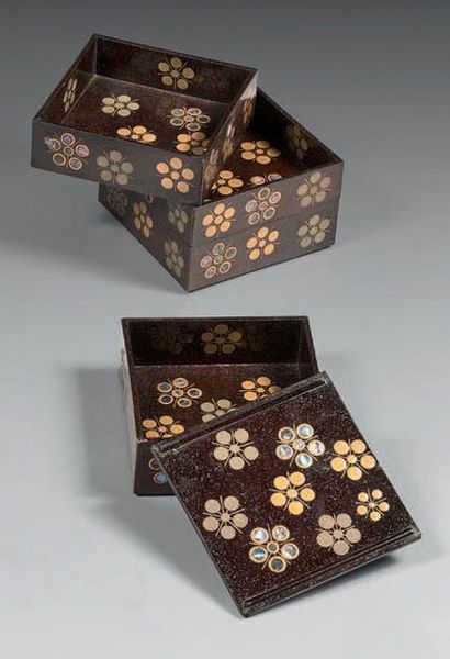 JAPON Boite à quatre compartiments de forme carrée en bois et laque brune décorée...