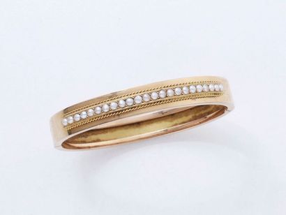 null Bracelet jonc ouvrant en or 750 millièmes décoré de demi-perles dans un entourage...