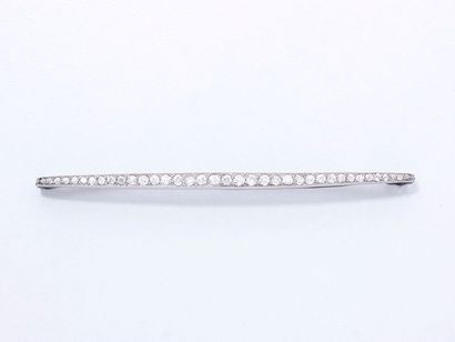 null Broche barrette en platine 850 et or gris 375 millièmes, ornée d’une ligne de...