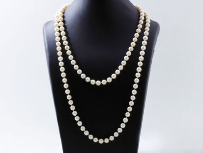 null Sautoir composé d'un rang de perles de culture d'environ 8 à 8.5 mm. Il est...