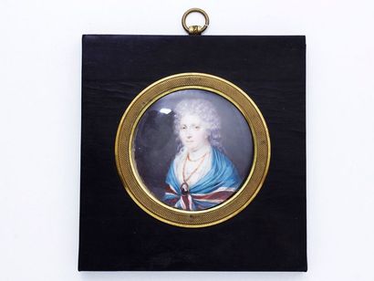 null Ecole française vers 1790.
Portrait miniature rond peint à la gouache sur ivoire...