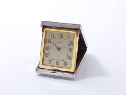 null JAEGER LECOULTRE
Pendulette réveil de voyage en métal doré, cadran doré avec...