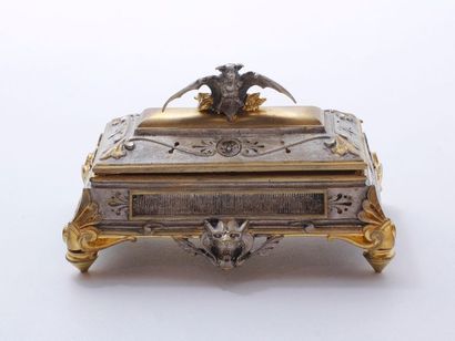 null Boîte à allumettes en métal doré et argenté en forme de cercueil, muni de deux...