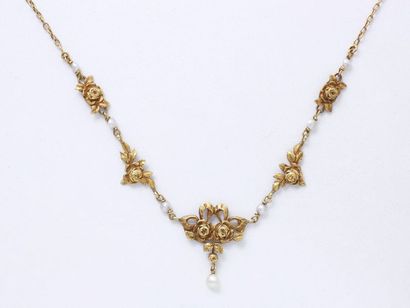 null Collier draperie en or 750 millièmes, décoré de motifs de roses en relief ponctués...