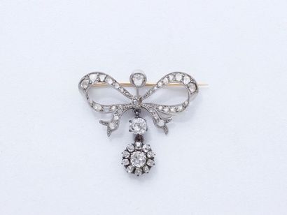 null Broche noeud en or 750 et platine 850 millièmes décorée de diamants taille ancienne...